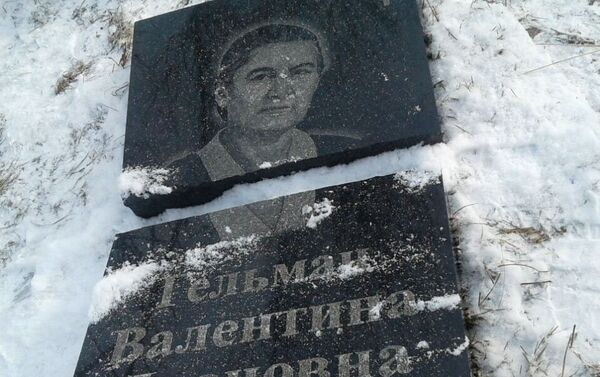 По подсчетам местных жителей, злоумышленники осквернили сто могил. - Sputnik Кыргызстан