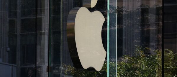 Логотип компании Apple на стене фирменного магазина. Архивное фото - Sputnik Кыргызстан