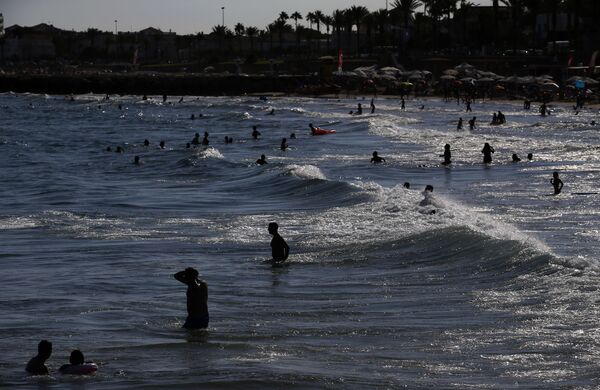 Люди купаются на пляже Ситжес, Испания - Sputnik Кыргызстан