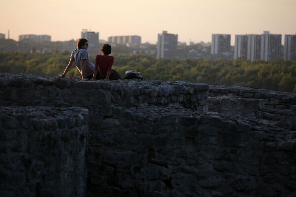 Молодые люди в крепости Калемегдан в старой части Белграда - Sputnik Кыргызстан