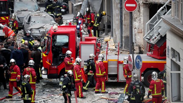 Пожарные работают на месте взрыва в пекарне в 9-м округе Парижа, Франция, 12 января 2019 года - Sputnik Кыргызстан
