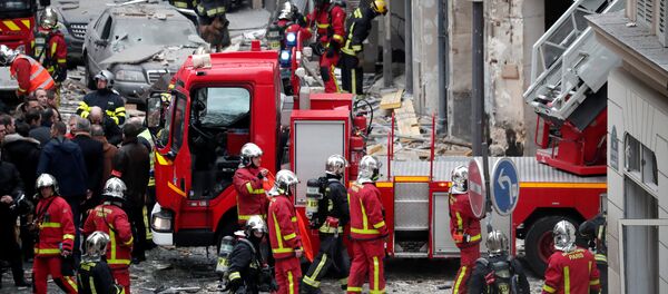 Пожарные работают на месте взрыва в пекарне в 9-м округе Парижа, Франция, 12 января 2019 года - Sputnik Кыргызстан
