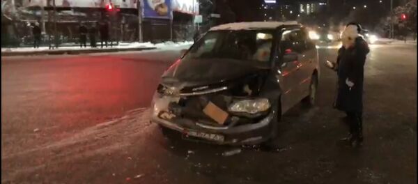 Бишкекте эл ташыган маршрутка жол кырсыгына кабылды. Видео Бишкекте эл ташыган маршрутка жол кырсыгына кабылды. Видео - Sputnik Кыргызстан