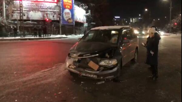 Бишкекте эл ташыган маршрутка жол кырсыгына кабылды. Видео - Sputnik Кыргызстан