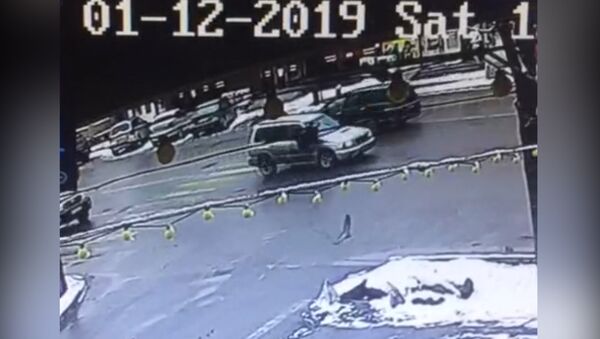 Бишкекте унаа жөө адамды учура сүзгөн видео - Sputnik Кыргызстан