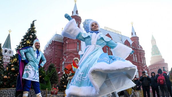 Артисты выступают на фестивале Путешествие в Рождество на Манежной площади в Москве. Архивное фото - Sputnik Кыргызстан