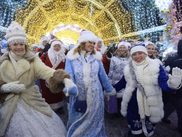 Парад Снегурочек в Москве - Sputnik Кыргызстан