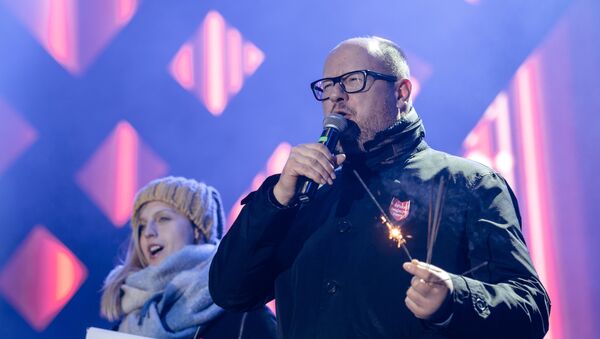 Мэр Гданьска (Польша) Павел Адамович на благотворительном концерте в Гданьске, Польша, 13 января 2019 года - Sputnik Кыргызстан