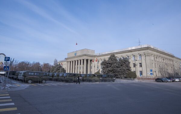 В пресс-службе ГУОБДД МВД сообщили, что минувшей ночью в городе перевозили военную технику, которую Кыргызстану передала Россия - Sputnik Кыргызстан