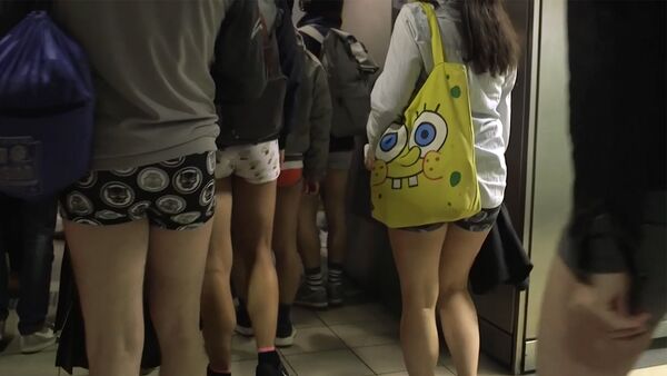 Девушки и парни ездили в метро без штанов. Видео - Sputnik Кыргызстан