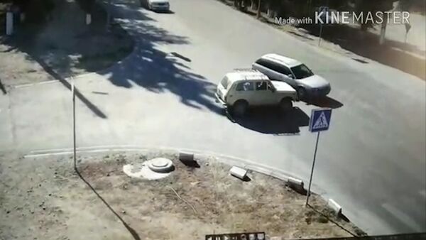 Видеонарезка ДТП в Балыкчи, снятых в рамках Безопасного города за 3 месяца - Sputnik Кыргызстан