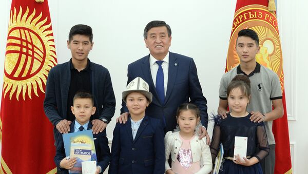 Президент Сооронбай Жээнбеков встретился с детьми, потерявшими своих родных в Дача-Су - Sputnik Кыргызстан