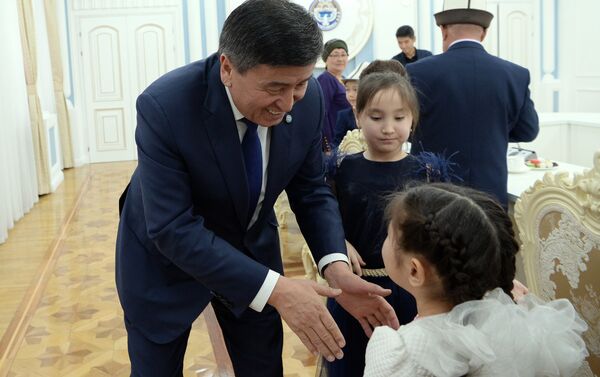 В завершение встречи детям подарили книги с произведениями Чингиза Айтматова. - Sputnik Кыргызстан