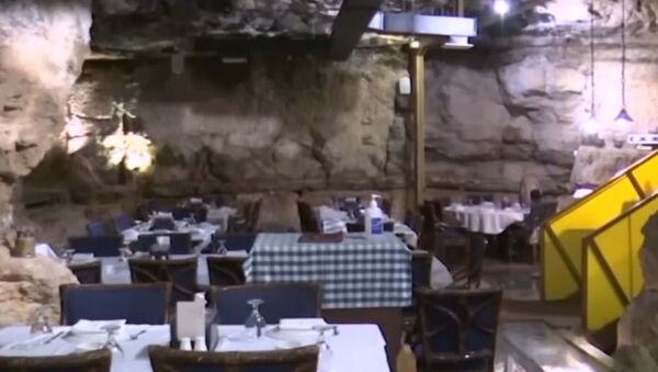 Үңкүрдө наздана тамак жеп... Иорданиядагы өзгөчө ресторандын видеосу - Sputnik Кыргызстан