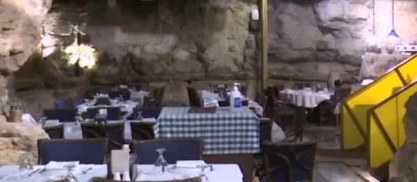 Үңкүрдө наздана тамак жеп... Иорданиядагы өзгөчө ресторандын видеосу Үңкүрдө наздана тамак жеп... Иорданиядагы өзгөчө ресторандын видеосу - Sputnik Кыргызстан