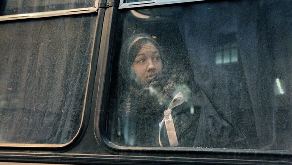 Девушка сидит у окна автобуса. Архивное фото - Sputnik Кыргызстан