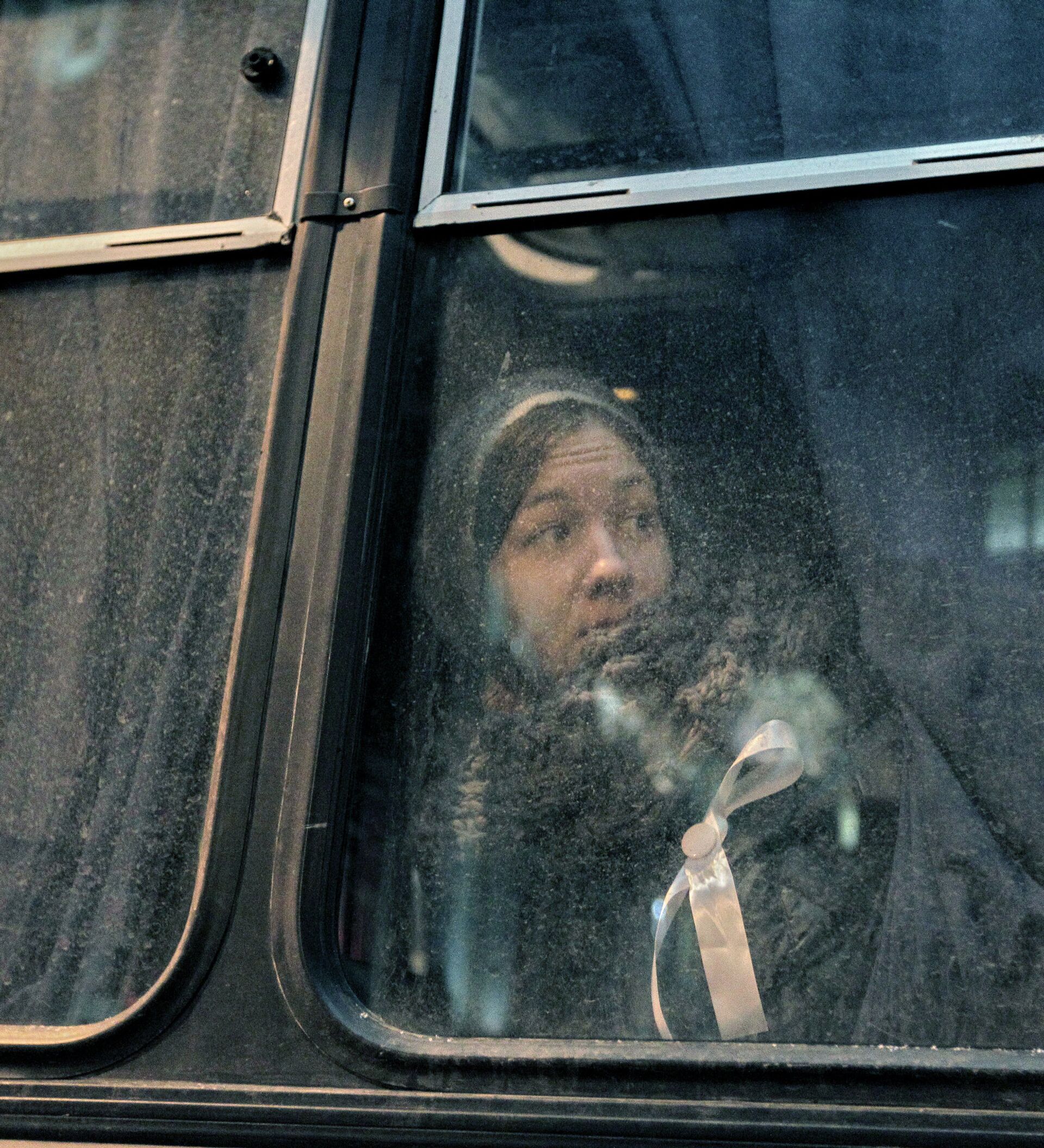 В окне автобуса поплыл. Окно автобуса. Вид из окна автобуса. Грязные окна автобуса. Окно маршрутки.
