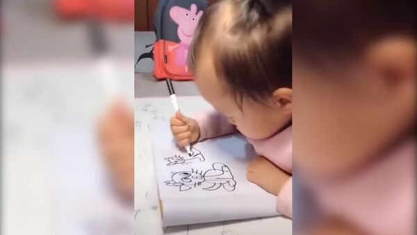 Малышка прекрасно рисует, хотя еще плохо держит фломастер. Видео - Sputnik Кыргызстан