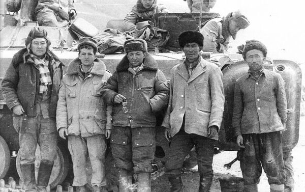 Качкын Саргазаков, афгандык кыргыз жана советтик чек арачылар. 1987-жыл, март айы - Sputnik Кыргызстан