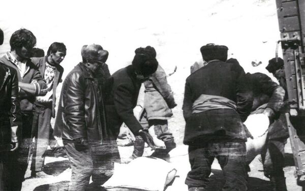 Афгандык кандаштар Мургаб кыргыздарынан келген жардамды алышууда. 1988-жыл, апрель айы - Sputnik Кыргызстан