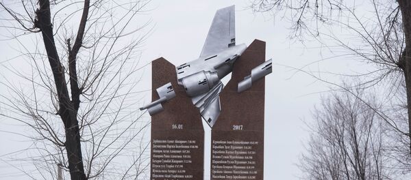 Церемония возложения цветов к памятнику погибшим в поселке Дача СУ - Sputnik Кыргызстан