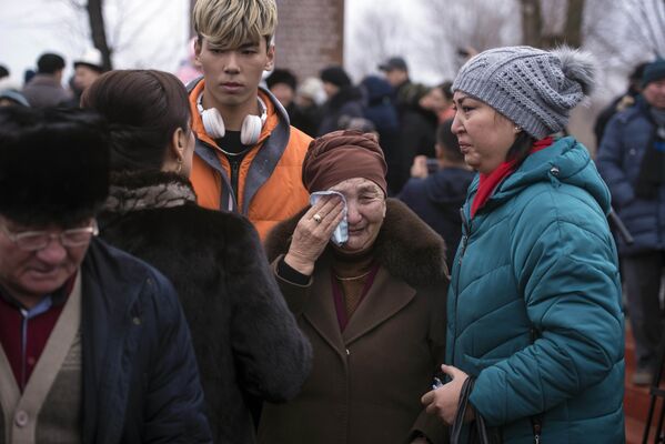 Церемония возложения цветов к памятнику погибшим в поселке Дача СУ - Sputnik Кыргызстан