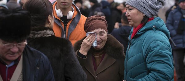 Церемония возложения цветов к памятнику погибшим в поселке Дача СУ - Sputnik Кыргызстан