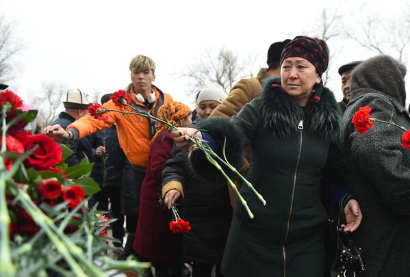 Церемония возложения цветов к памятнику погибшим в поселке Дача СУ - Sputnik Кыргызстан