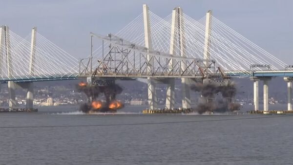 Вот это зрелище! В Нью-Йорке взорвали часть старого моста — видео - Sputnik Кыргызстан