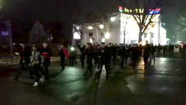 В центре Бишкека болельщики празднуют победу Кыргызстана над Филиппинами. Видео - Sputnik Кыргызстан