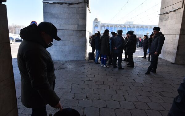Митинг на центральной площади начался 17 января примерно в 10.00. - Sputnik Кыргызстан