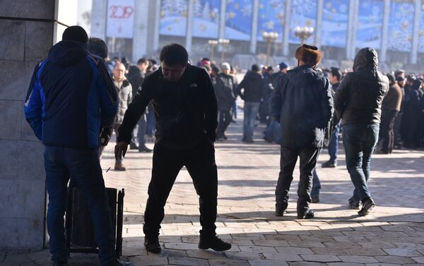 Основное требование участников акции — прекратить незаконную миграцию граждан Китая в Кыргызстан. Всего собралось около 300 человек. - Sputnik Кыргызстан