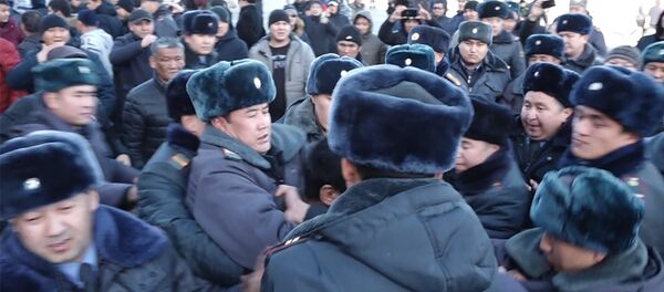 Как задерживали митингующих в центре Бишкека — видео - Sputnik Кыргызстан