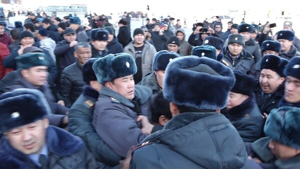 Как задерживали митингующих в центре Бишкека — видео - Sputnik Кыргызстан