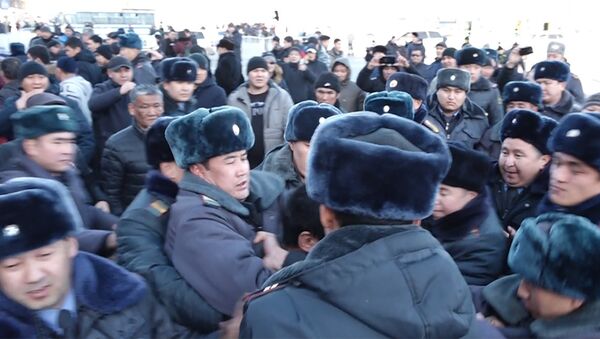 Митингге чыккандарды массалык кармоо учуру видеодо - Sputnik Кыргызстан