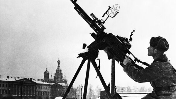 Солдат Красной Армии на огневой позиции с зенитным пулеметом в дни блокады Ленинграда. Архивное фото - Sputnik Кыргызстан