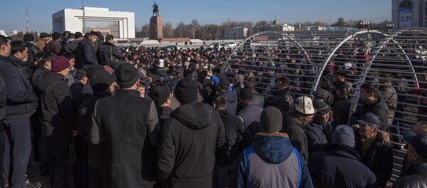 Участники митинга против незаконной миграции китайских граждан в Кыргызстан на площади Ала-Тоо в Бишкеке - Sputnik Кыргызстан
