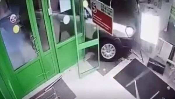 Мужчина зашел в магазин, через секунду туда врезалось авто. Видео - Sputnik Кыргызстан
