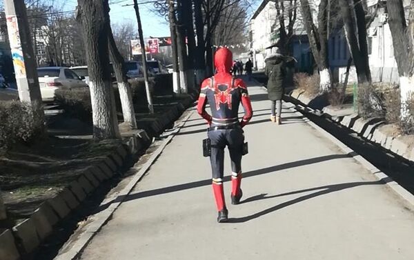 Очевидица прислала в редакцию Sputnik Кыргызстан фотографии человека, облаченного в костюм Человека-паука, героя комиксов Marvel - Sputnik Кыргызстан