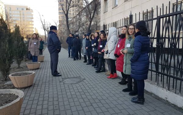 Примерно 25-30 журналистов пришли на акцию протеста к зданию ГУВД Бишкека - Sputnik Кыргызстан