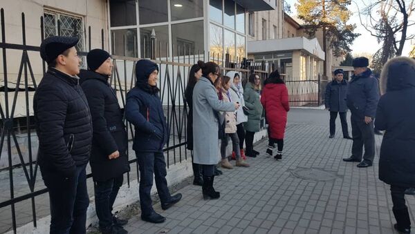 Журналисты на митинге у здании ГУВД Бишкека недовольные тем, что правоохранители задержали их коллегу, который во время съемок митинга на площади - Sputnik Кыргызстан