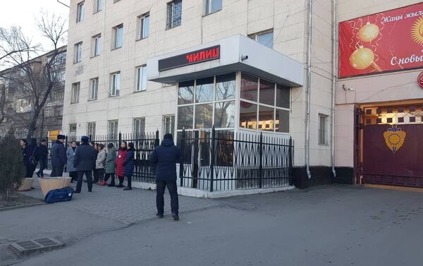Представители Next TV были недовольны тем, что правоохранители задержали их коллегу, который во время съемок митинга на площади предъявил удостоверение - Sputnik Кыргызстан