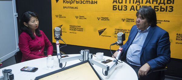 Жогорку Кеңештин депутаты Садык Шер-Нияз Sputnik Кыргызстан агенттигинин редактору Канышай Бешбаева менен маек учурунда - Sputnik Кыргызстан