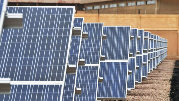 Солнечные панели первой в Сирии солнечной электростанции, находящейся в 20 километрах от Дамаска - Sputnik Кыргызстан