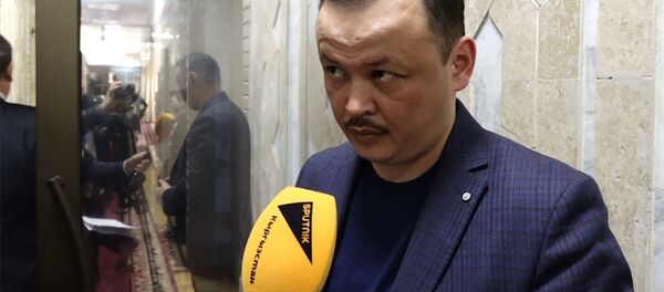 Депутат пришел в ЖК не в рубашке. Он не считает это нарушением — видео - Sputnik Кыргызстан