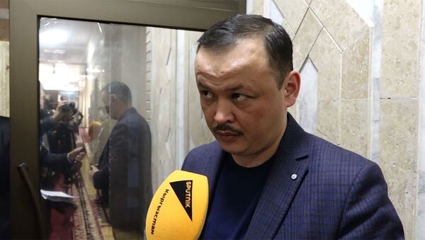 Депутат пришел в ЖК не в рубашке. Он не считает это нарушением — видео - Sputnik Кыргызстан