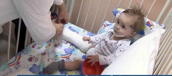 Уже играет — видео о малыше, выжившем в магнитогорской трагедии - Sputnik Кыргызстан