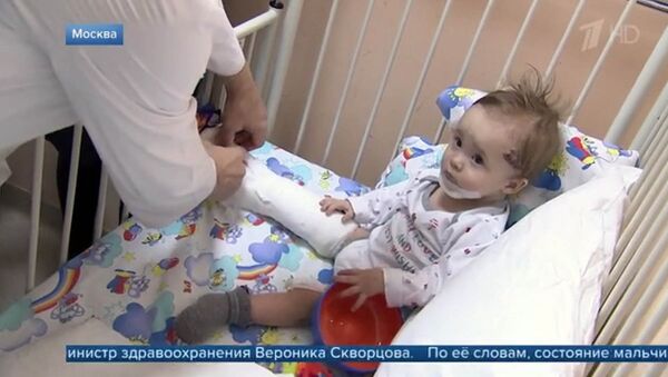 Уже играет — видео о малыше, выжившем в магнитогорской трагедии - Sputnik Кыргызстан