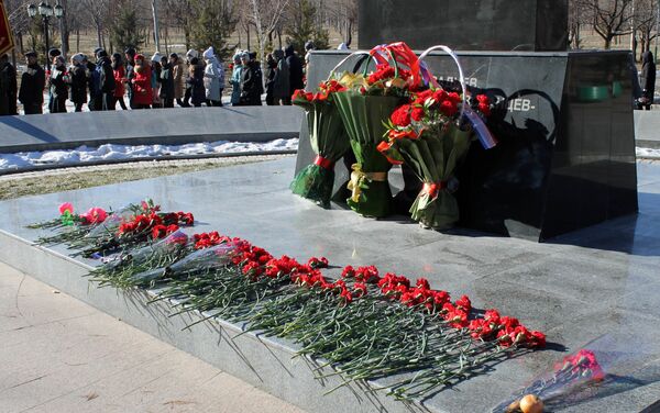В память о погибших объявили минуту молчания и возложили цветы к мемориалу. - Sputnik Кыргызстан