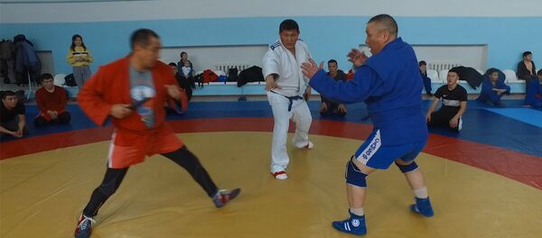 Турникке тартынып, самбого түшүп... Милиционерлердин машыгуу учурунан видео Турникке тартынып, самбого түшүп... Милиционерлердин машыгуу учурунан видео - Sputnik Кыргызстан